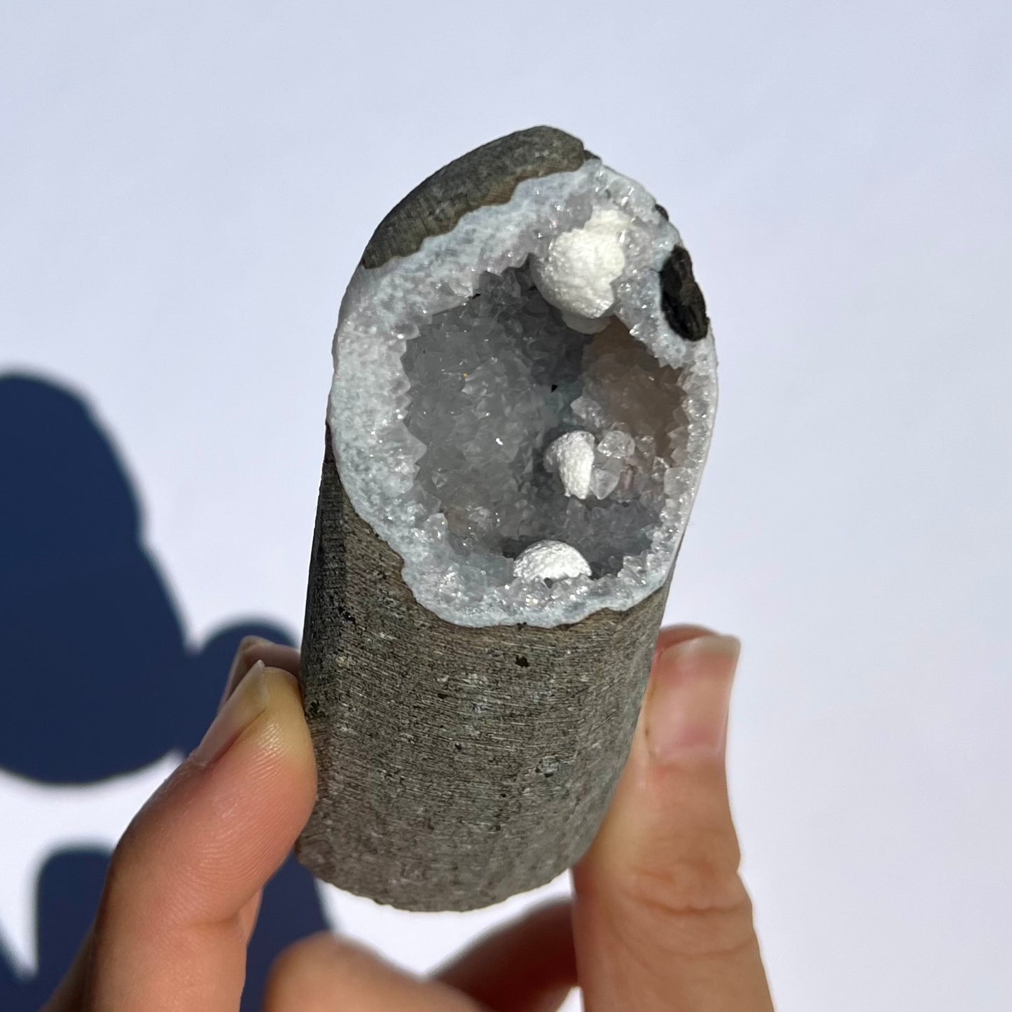 Géode Okenite sur Améthyste 1
