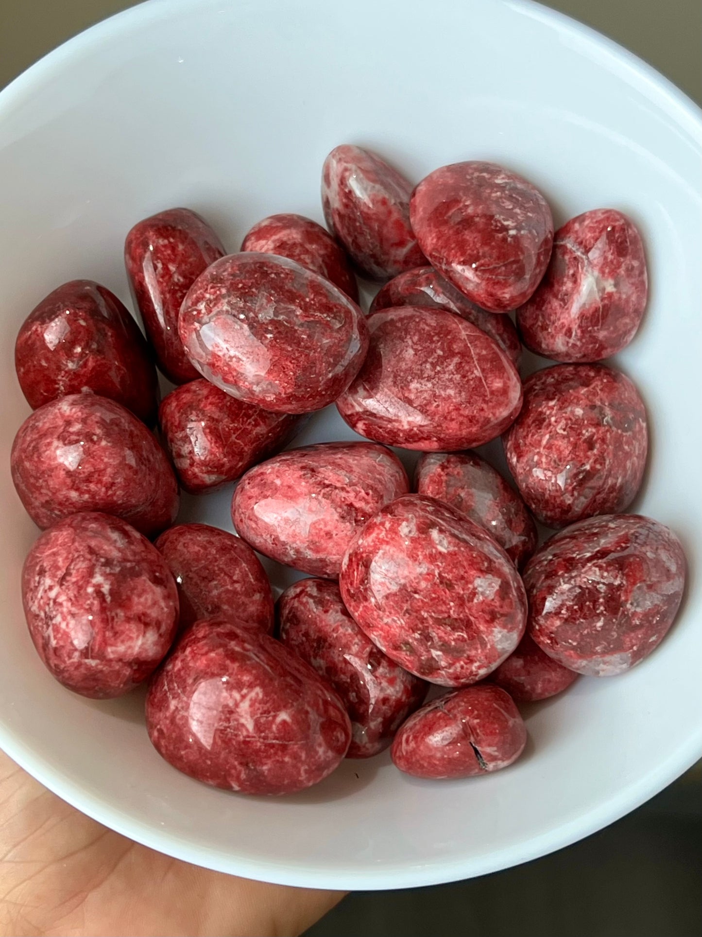 Pierre roulée de Thulite / Zoïsite rose