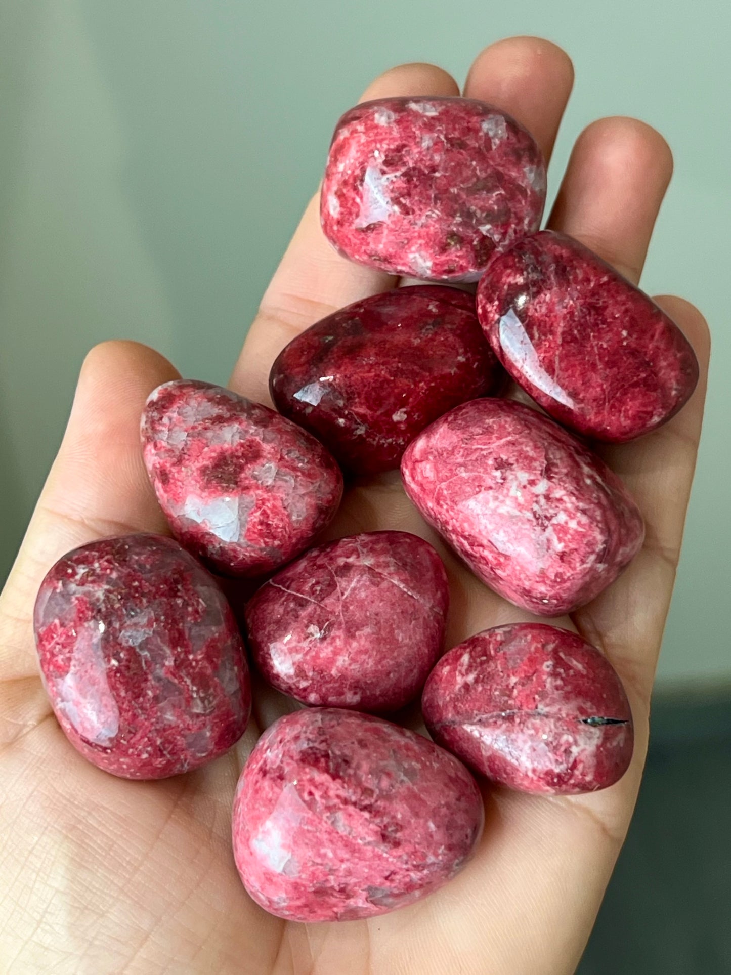 Pierre roulée de Thulite / Zoïsite rose