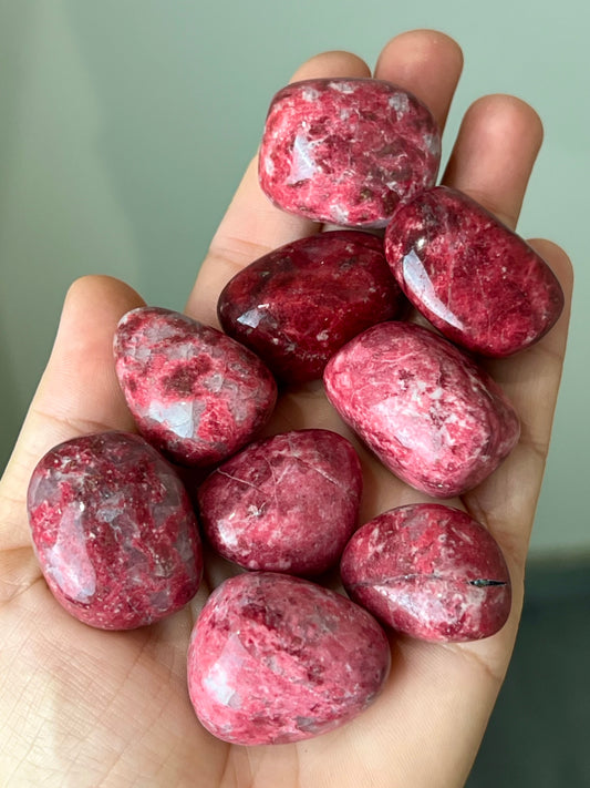 Pierre roulée de Thulite / Zoïsite rose