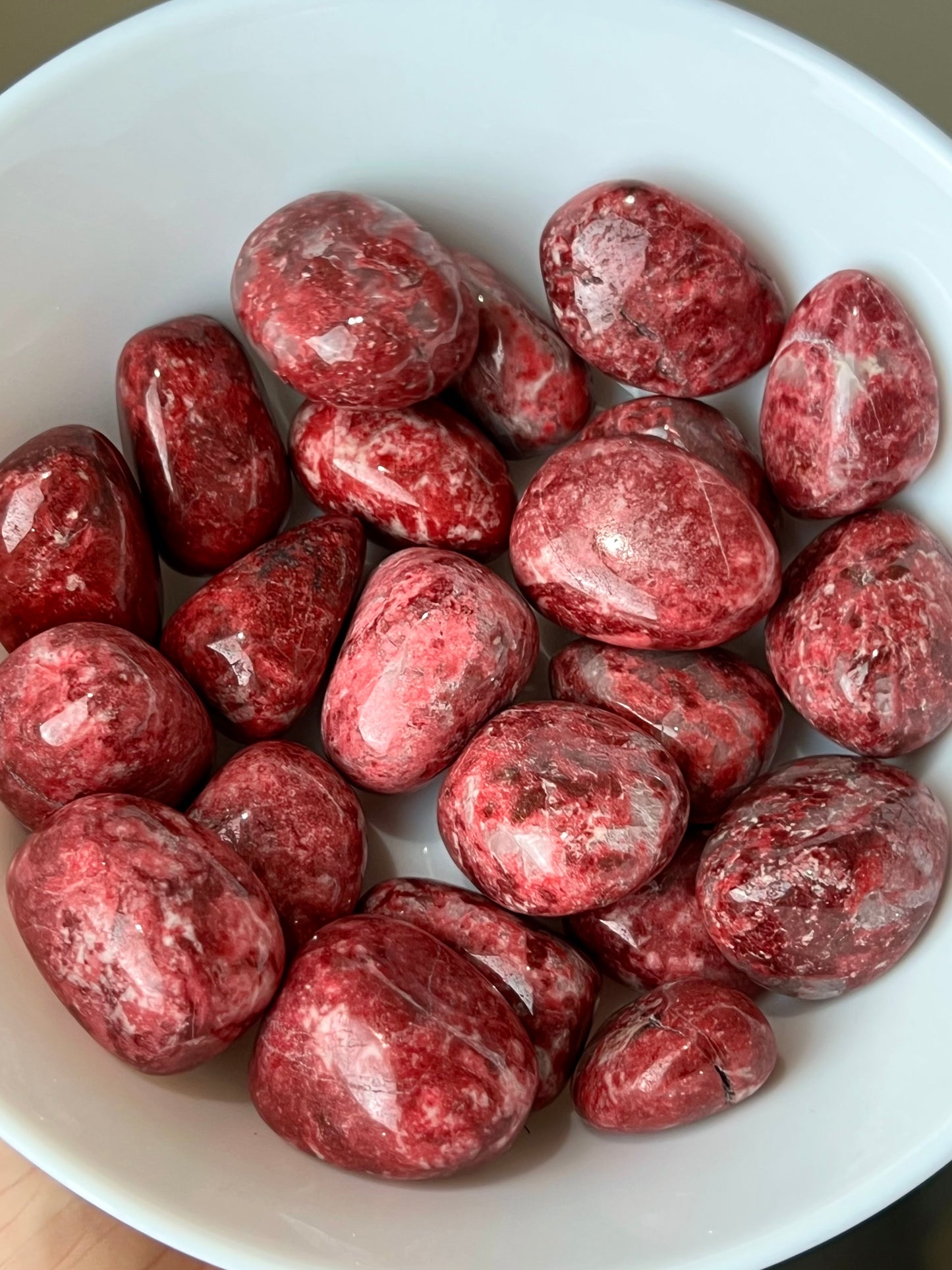 Pierre roulée de Thulite / Zoïsite rose